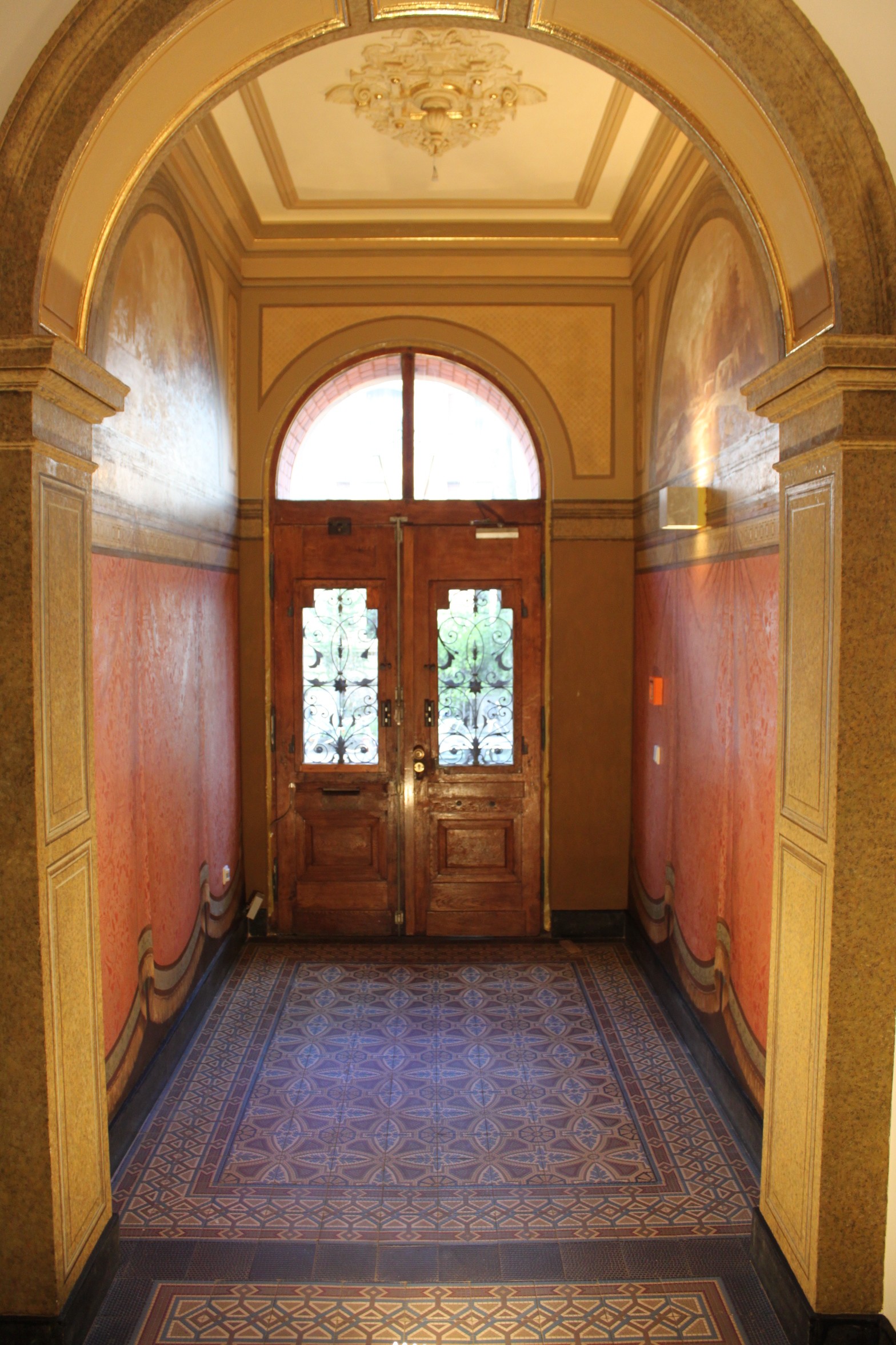 The hall with murals from the 19th century